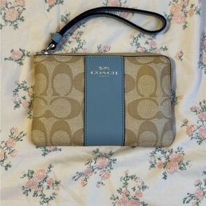 LIKE 🆕 CORNER ZIP WRISTLET IN SIGNATURE CANVAS (COACH F58035) KHAKI/BLUE/SILVER